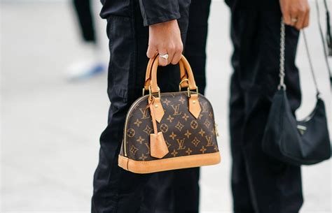 how much does a louis vuitton bag cost